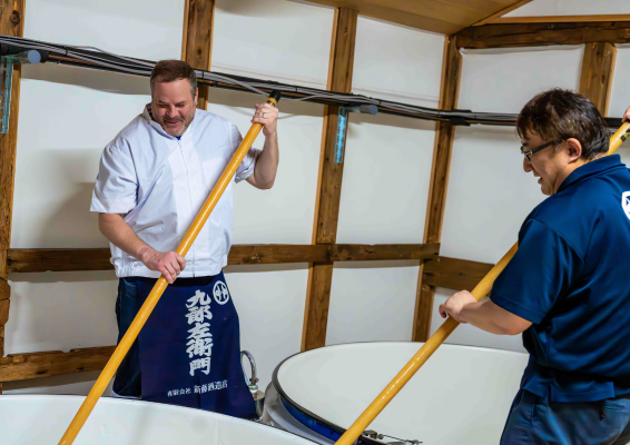 Hachidori Sake – Stuart Morris and Masanobu Shindo mixing